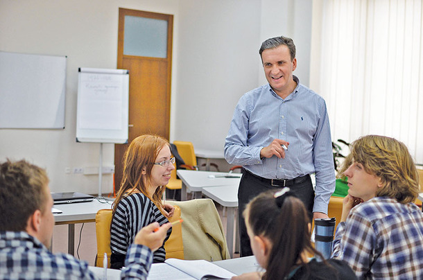 Pavlo Sheremeta, the former economy minister, speaks with students during an innovation and entrepreneurship program in Lviv Business School on Sept. 11, 2013.